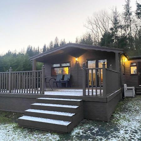 Stunning 4-Bedroom Cabin With Hot Tub In Beattock! المظهر الخارجي الصورة