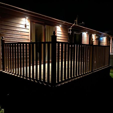 Stunning 4-Bedroom Cabin With Hot Tub In Beattock! المظهر الخارجي الصورة