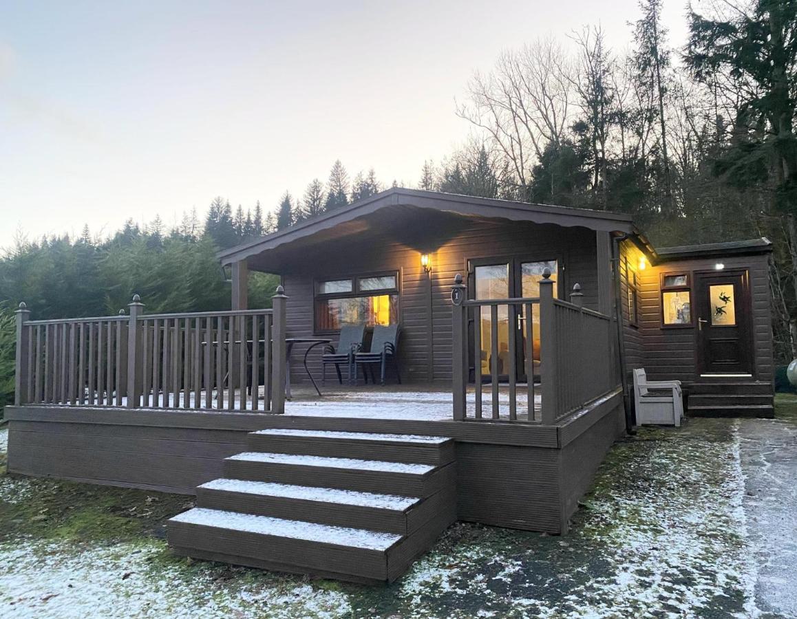 Stunning 4-Bedroom Cabin With Hot Tub In Beattock! المظهر الخارجي الصورة