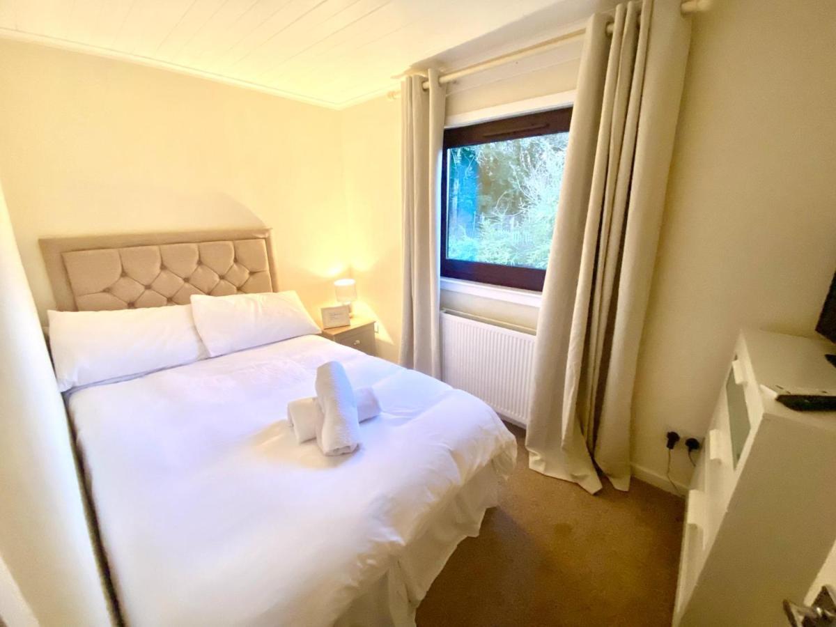Stunning 4-Bedroom Cabin With Hot Tub In Beattock! المظهر الخارجي الصورة