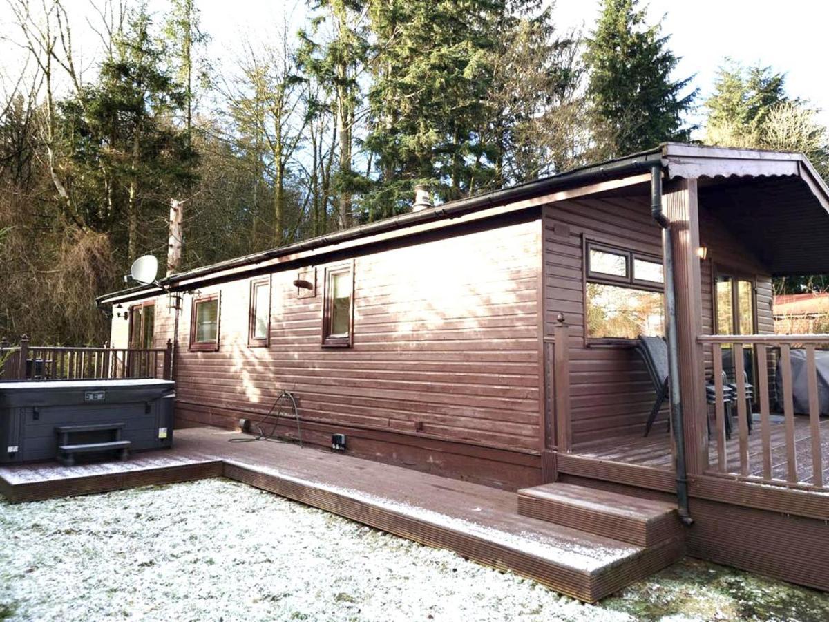 Stunning 4-Bedroom Cabin With Hot Tub In Beattock! المظهر الخارجي الصورة