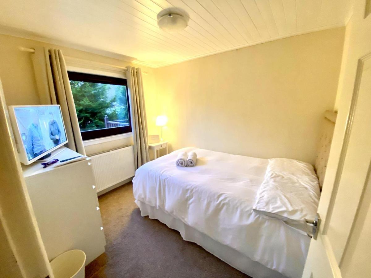 Stunning 4-Bedroom Cabin With Hot Tub In Beattock! المظهر الخارجي الصورة