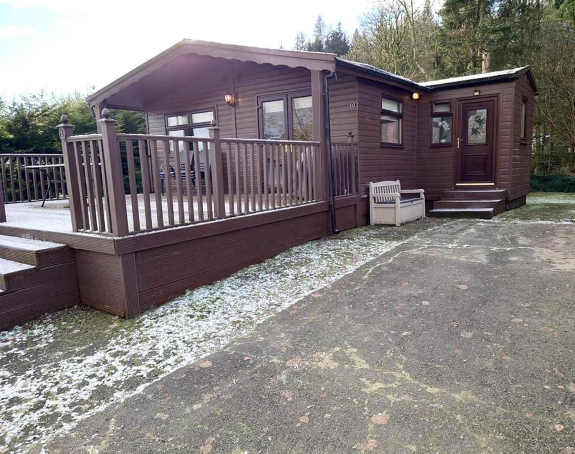 Stunning 4-Bedroom Cabin With Hot Tub In Beattock! المظهر الخارجي الصورة
