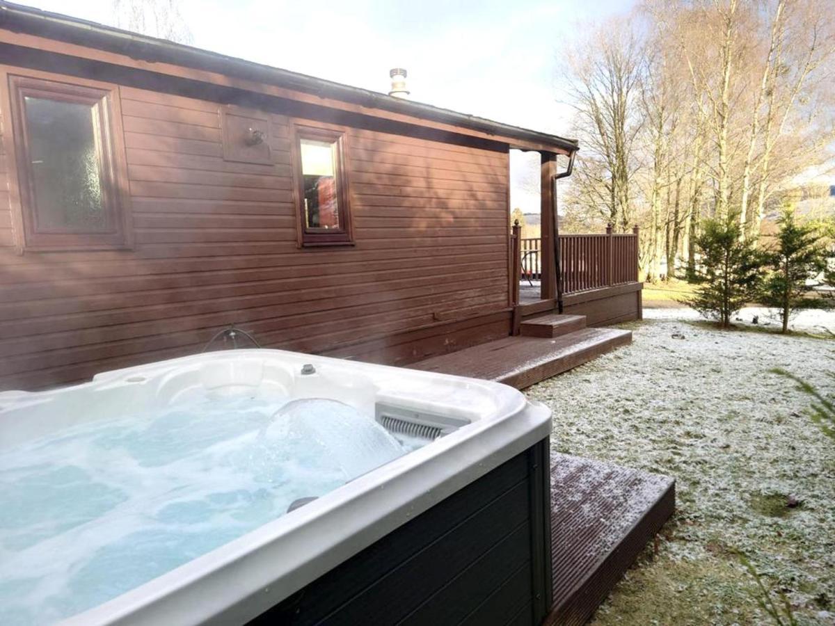 Stunning 4-Bedroom Cabin With Hot Tub In Beattock! المظهر الخارجي الصورة