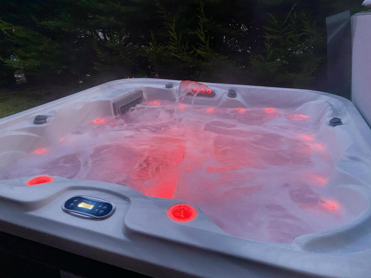 Stunning 4-Bedroom Cabin With Hot Tub In Beattock! المظهر الخارجي الصورة