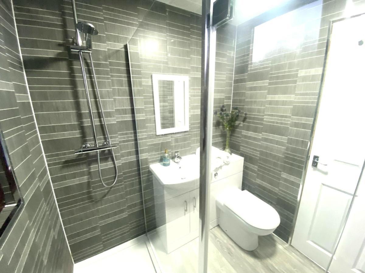Stunning 4-Bedroom Cabin With Hot Tub In Beattock! المظهر الخارجي الصورة