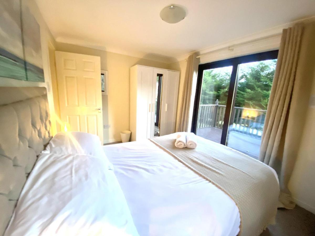 Stunning 4-Bedroom Cabin With Hot Tub In Beattock! المظهر الخارجي الصورة