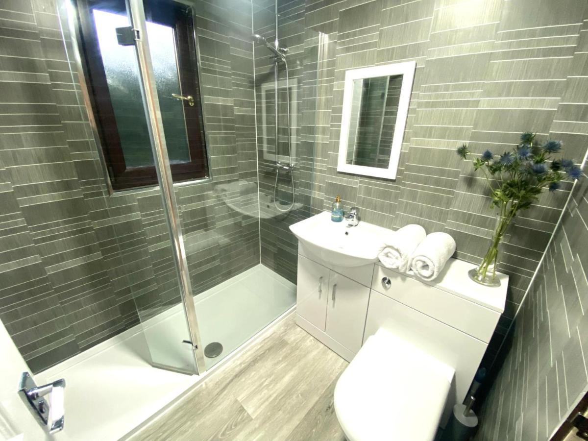 Stunning 4-Bedroom Cabin With Hot Tub In Beattock! المظهر الخارجي الصورة