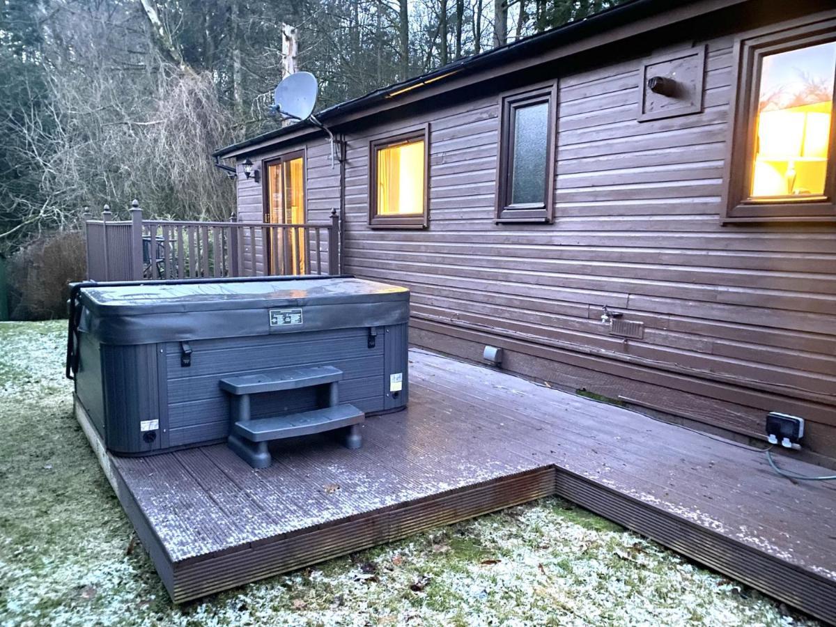 Stunning 4-Bedroom Cabin With Hot Tub In Beattock! المظهر الخارجي الصورة