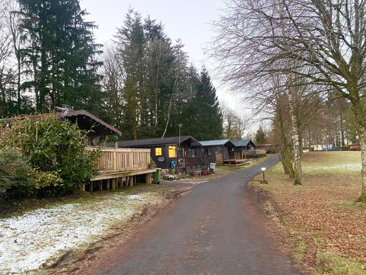 Stunning 4-Bedroom Cabin With Hot Tub In Beattock! المظهر الخارجي الصورة