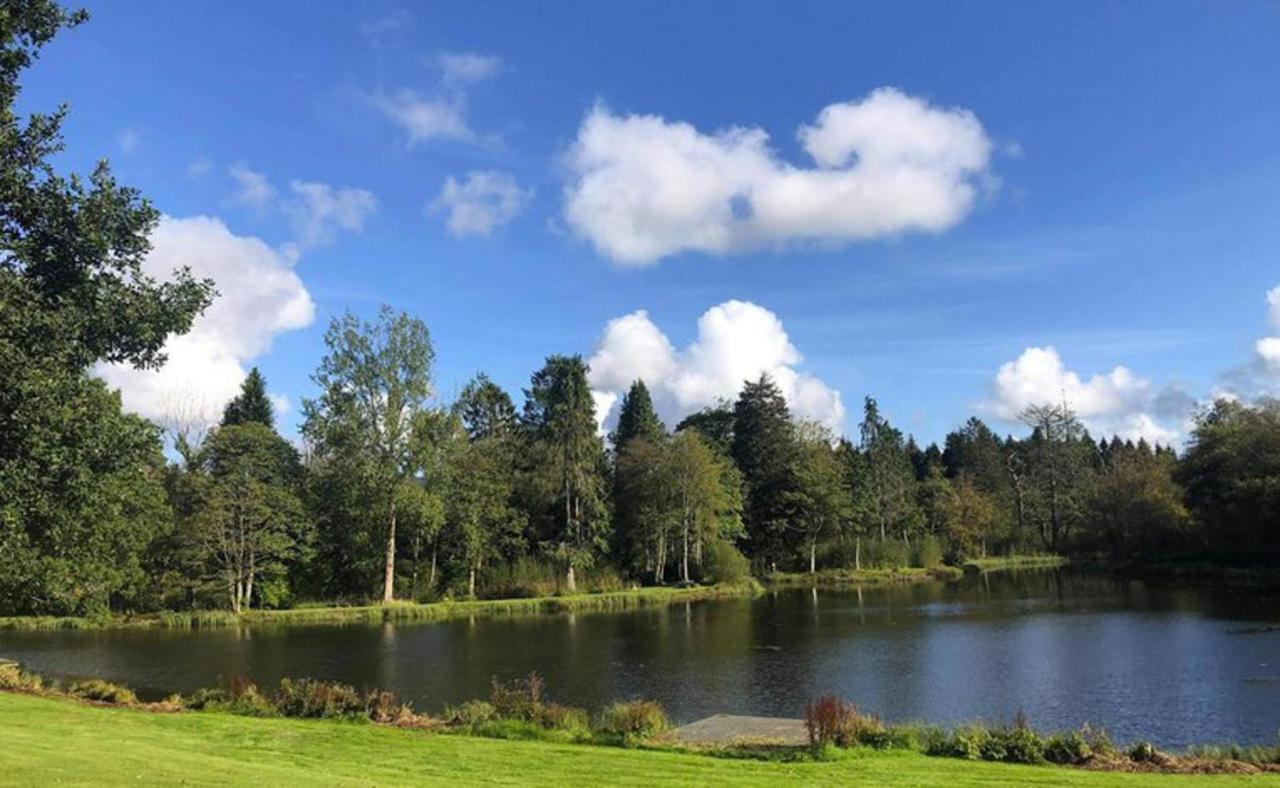 Stunning 4-Bedroom Cabin With Hot Tub In Beattock! المظهر الخارجي الصورة