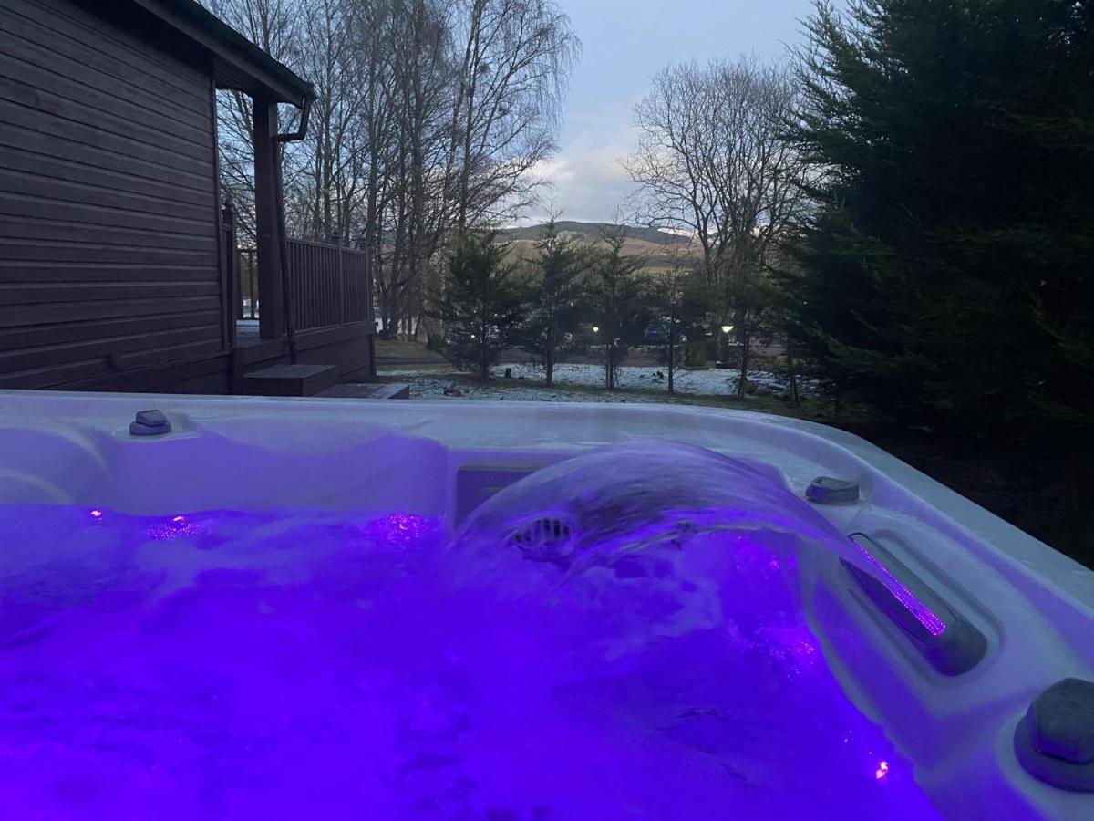 Stunning 4-Bedroom Cabin With Hot Tub In Beattock! المظهر الخارجي الصورة