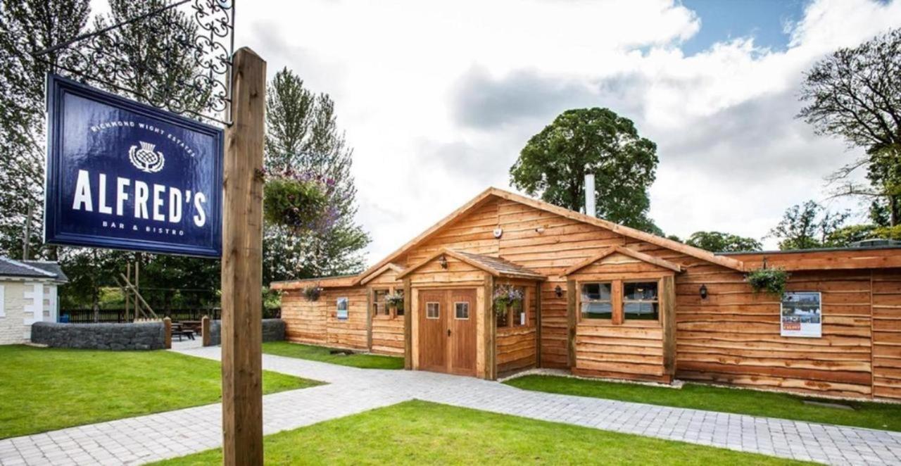 Stunning 4-Bedroom Cabin With Hot Tub In Beattock! المظهر الخارجي الصورة