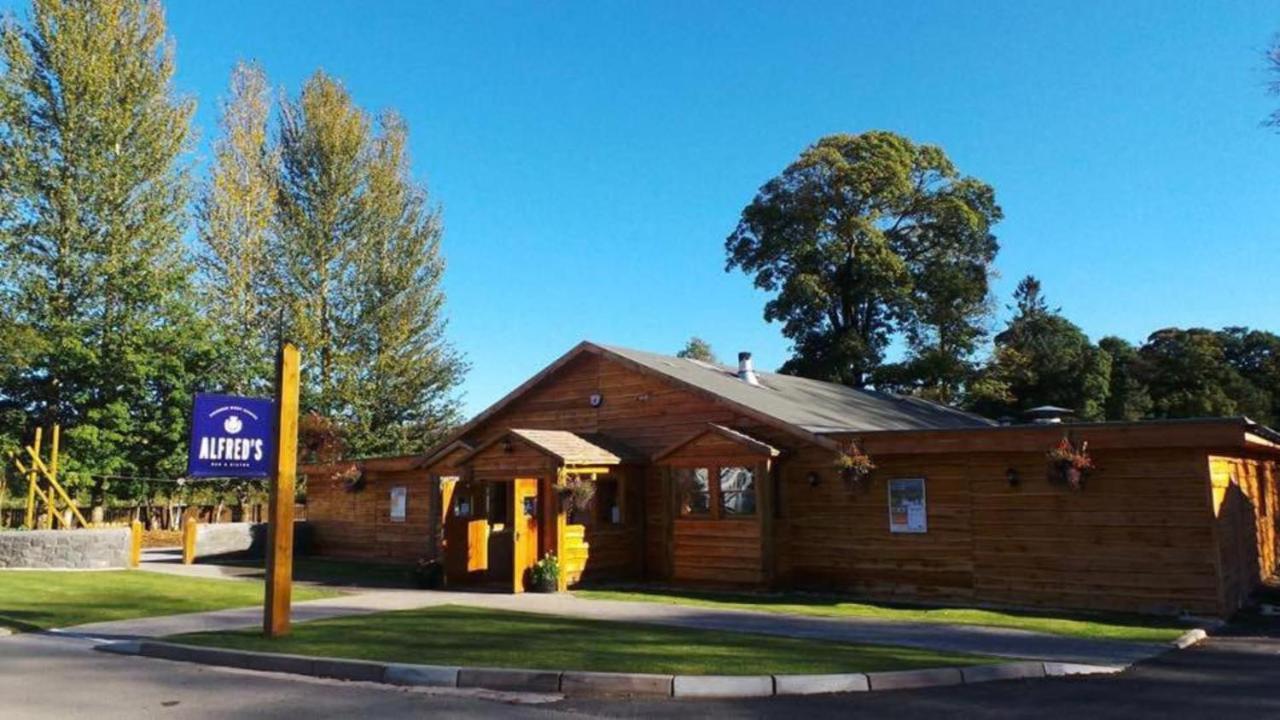Stunning 4-Bedroom Cabin With Hot Tub In Beattock! المظهر الخارجي الصورة