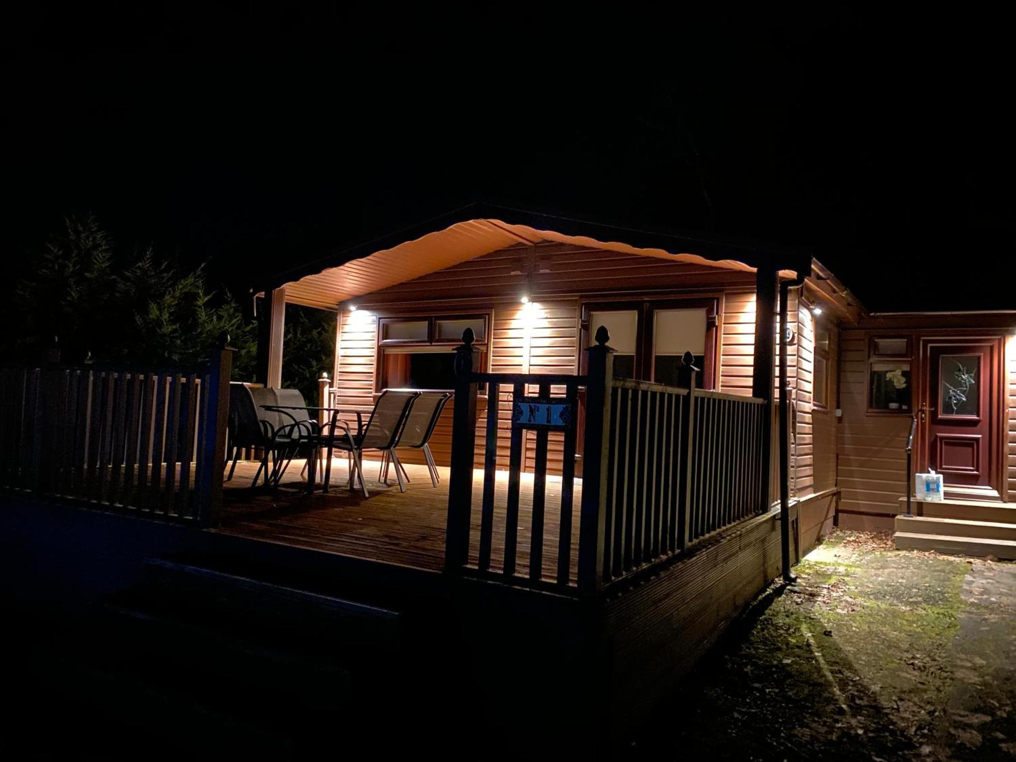 Stunning 4-Bedroom Cabin With Hot Tub In Beattock! المظهر الخارجي الصورة