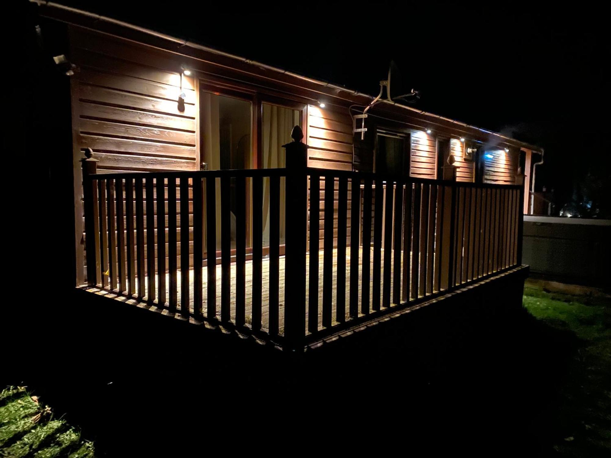 Stunning 4-Bedroom Cabin With Hot Tub In Beattock! المظهر الخارجي الصورة