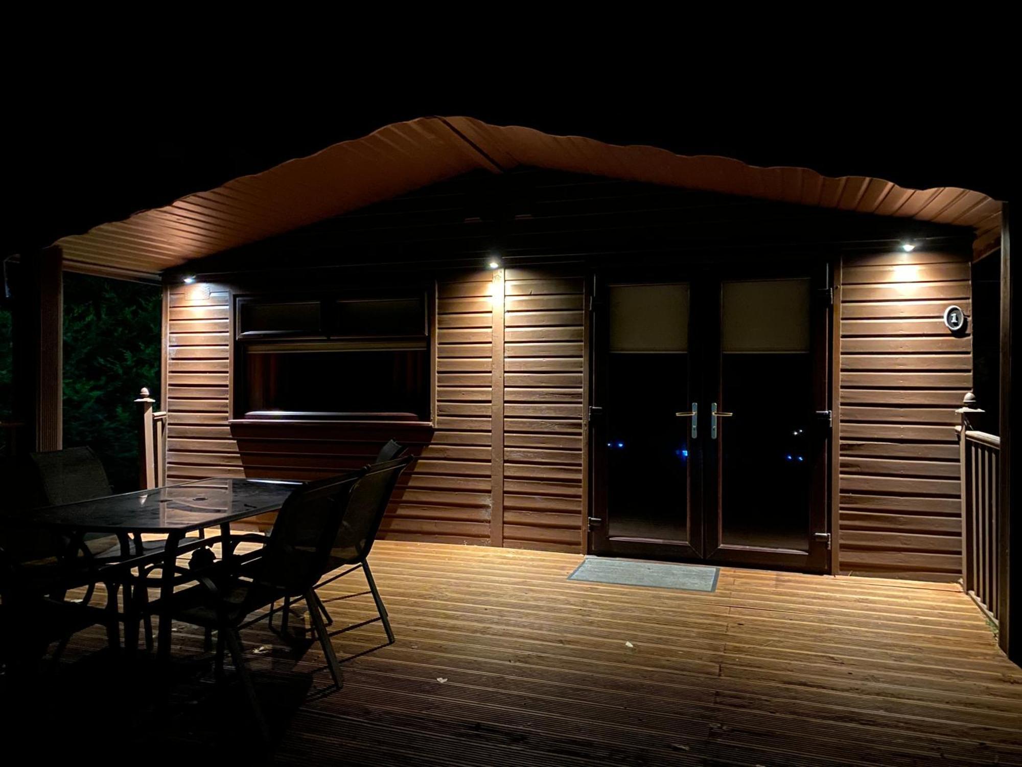 Stunning 4-Bedroom Cabin With Hot Tub In Beattock! المظهر الخارجي الصورة